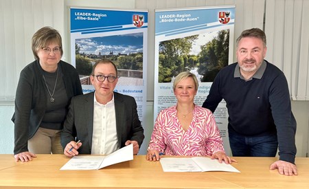 Kerstin Mecke, Landrat Markus Bauer, Gudrun Viehweg und Michael Stöhr (v.l.) setzen mit Ihrer Unterschrift ein Zeichen. Demnächst können neue Projekte im Salzlandkreis dank LEADER realisiert werden.