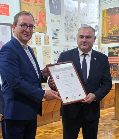 Das Bild zeigt Landrat Markus Bauer (l.) und Oberbürgermeister Kakha Enukidze in Baghdati bei der Feierstunde in einem örtlichen Museum.