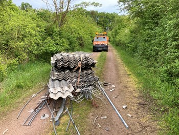 Asbest-Platten auf dem Wirtschaftsweg in der Nähe der A14