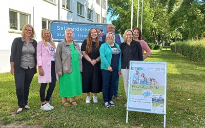 Das Foto (Salzlandkreis, FD 22) zeigt das Team des Pflegekinderdienstes, das in der vergangenen Woche mit einem besonderen Beratungsangebot nach Staßfurt eingeladen hatte.