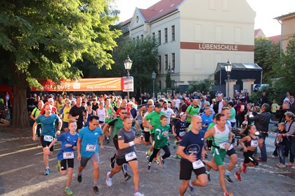 Das Foto oben (Quelle: Salzlandkreis, Birgit Hunger) zeigt den Start beim ersten Lauf der Bildung 2019.