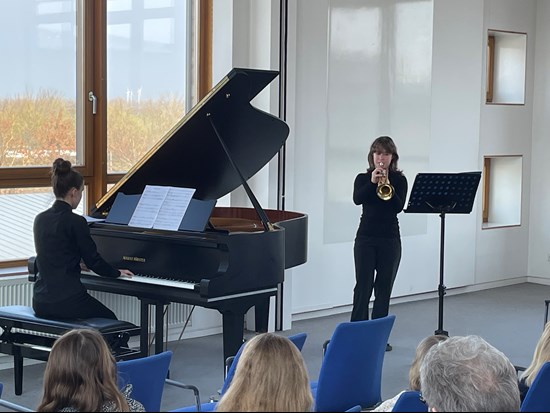 Die beiden Kreismusikschülerinnen Chiara Strejcek (Klavier) und Eva Yenasina (Trompete) spielen im Konzertsaal der Kreismusikschule im Berufsförderungswerk in Staßfurt vor Zuschauern. Bildquelle: Dieter Giesemann / Kreismusikschule