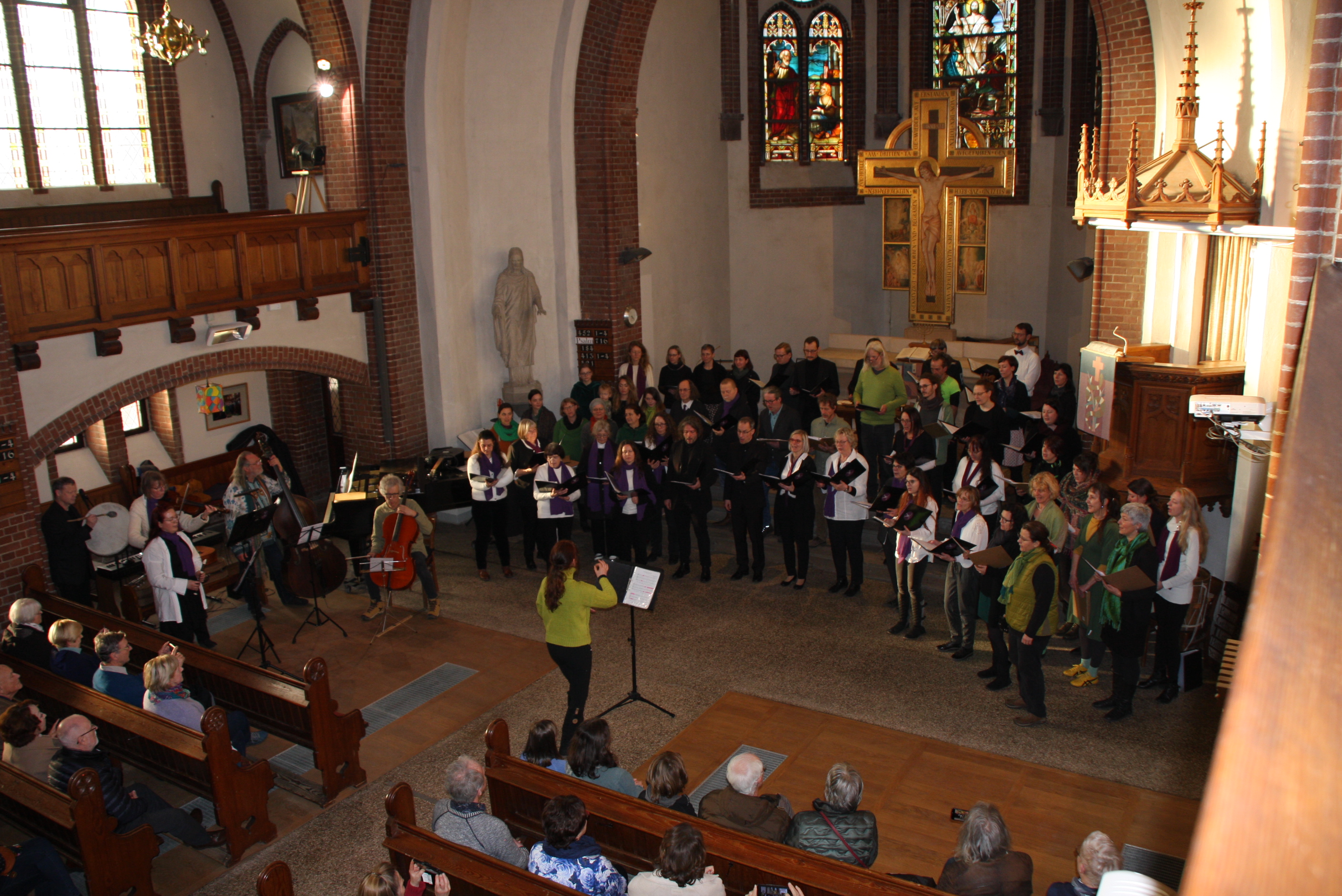 Probenzeiten der Chöre Cantalino Kinderchor (1.-4. Klasse): Montags 16:15-17:00 Uhr im Konzertsaal des Metropols.  Anmeldung per Mail erbeten Jugendchor: 5.-12. Klasse: Montags 15:15-16:15 Uhr im Konzertsaal des Metropols. Stadtchor: Mittwochs, 18:30-20:00 Uhr im Kloster Bernburg Friedrich Silcher Chor: Montag, 17:30 – 19.00 Uhr im Gebäude Friedensallee des Gymnasiums Carolinum  Anmeldung per Mail erbeten Zu den Chören: Friedrich- Silcher- Chor Der gemischte Friedrich-Silcher Chor feierte im Jahr 2023 sein 185. Jubiläum und ist damit der älteste Chor der Stadt Bernburg. Nach der coronabedingten Zwangspause und dem dadurch verursachten Mitgliederschwund hat die Chorleiterin und Stimmbildnerin Annelie Leuthäuser den Chor mit viel Engagement neu aufleben lassen. Wir singen bis zu 4-stimmige Lieder, das Repertoire umfasst sowohl Volkslieder als auch Kirchenlieder bis hin zu Opern- und Operettenlieder. Unsere Probenzeit: Montags, 17:30 – 19.00 Uhr im Gebäude Friedensallee des Gymnasiums Carolinum. Wir freuen uns über neue Mitglieder, die gerne auch erstmal nur zum Schnuppern vorbeikommen können. https://stadtchor-bernburg.de/friedrich-silcher-chor/ Der Stadtchor Bernburg ist ein Chor für alle Erwachsenen, die Spaß am gemeinsamen Singen und Musizieren haben. Bei uns singen zur Zeit ca. 30 junge und reifere, Neu- und AltbernburgerInnen, StudentInnen, und SchülerInnen ab der 12. Klasse mit und ohne Chorerfahrung. Kennzeichnend für unseren Chor ist die Beschäftigung mit Liedern unterschiedlicher Kulturräume, Stile und Epochen. Das Spektrum reicht von Musik der Renaissance bis zur Gegenwart. Instrumentalbegleitungen und Tänze tragen zu unserer musikalischen Vielfalt bei. Der Stadtchor wird seit Anfang 2019 von Ronny Strübing – von Tenspolde geleitet. Wir singen sehr gern mit anderen Chören und mit dem Publikum.  "DIE DREI SAALECHÖRE" - der Stadtchor Bernburg, das Vokalensemble Tongarten (Wettin) und das Sangelsurium Wilder Choriander (Trebitz) haben sich zu einem spannenden Chorprojekt vereint. Wir beschäftigen uns mit unterschiedlichsten Musikrichtungen, singen Lieder aus fernen Ländern wie aus dem Herzen des Saalelandes und bilden zu verschiedenen Anlässen einen stimmgewaltigen gemeinsamen Chor. Wenn du gern mit uns singen möchtest, komm einfach mal zum Schnuppern zu einer unserer Proben vorbei. Wir proben mittwochs von 18:30 - 20:00 Uhr im Zeichensaal des Klosters Bernburg (außer in den Schulferien). Ihr könnt euch gern vorher per Mail als Interessenten ankündigen oder eben kurz vorher beim Klosterparkplatz sein. Übrigens: Durch eine Kooperation mit der Hochschule Anhalt können alle Studierende beitragsfrei teilnehmen. https://stadtchor-bernburg.de/stadtchor-bernburg/  Unser Jugendchor In unserem Jugendchor singen Jugendliche von 10 bis 27 Jahren. Wir freuen uns über eine Kooperation mit dem Gymnasium Carolinum, es sind aber alle Jugendlichen der Umgebung willkommen. Wir proben montags von 15:15 bis 16:30 Uhr im Konzertsaal des Metropols und machen einmal im Jahr eine mehrtägige Chorfahrt. https://stadtchor-bernburg.de/jugendchor-3/  Der Kinderchor ist gerade im Neu-bau. Wir freuen uns über interessierte Kinder ab 7 Jahre. Anmeldung vorher per Mail erbeten