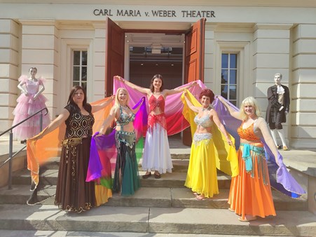 die Belly-Dance-Gruppe beim Schlossbergfest in Bernburg