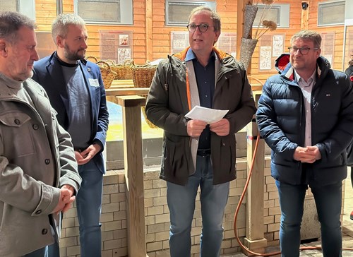 Das Bild zeigt: Landrat Markus Bauer (2.v.r.) und Schönebecks Oberbürgermeister Bert Knoblauch (r.) begrüßten die Ortsbürgermeisterinnen und Ortsbürgermeister im Solepark. Peter Fries und Sven Rosomkiewicz (v.l.) aus der Verbandsgemeinde Egelner Mulde waren der Einladung des Landrats gefolgt.