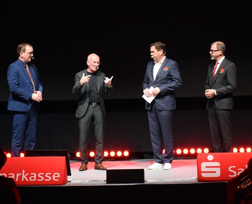 Landrat Markus Bauer, Gerhard Thiele, ehemaliger Astronaut, und die beiden Sparkassenvorstände Michael Haßkerl und Hans-Michael Strube (v.l.) bei einer Podiumsdiskussion. Bildquelle: Thomas Linßner / Salzlandsparkasse