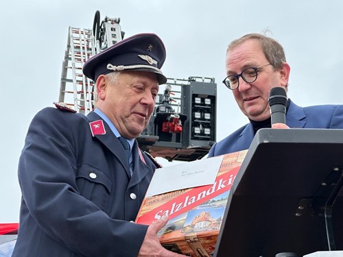 Landrat Markus Bauer verabschiedet Kreisbrandmeister Hans-Ulrich Robitzsch nach 32 Jahren im Dienst des Salzlandkreises aus dem aktiven Dienst.